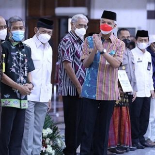 Ketua Baznas RI, Noor Achmad menyaksikan penyerahan zakat melalui Basnas yang dilakukan Gubernur Ganjar Pranowo diikuti para kepala daerah dan instansi pemerintahan lain se Jawa Tengah, Selasa (26/4)