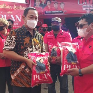 Ketua DPC PDIP yang juga Wali Kota Semarang Hendrar Prihadi bersama AKBP (Purn) Didik Sugeng Wahyudi (kanan) menyalurkan bantuan beras untuk rakyat di kelurahan Bandarharjo Semarang Utara