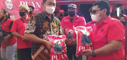 Ketua DPC PDIP yang juga Wali Kota Semarang Hendrar Prihadi bersama AKBP (Purn) Didik Sugeng Wahyudi (kanan) menyalurkan bantuan beras untuk rakyat di kelurahan Bandarharjo Semarang Utara