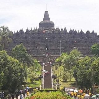 PADAT PENGUNJUNG. Candi Borobudur merupakan destinasi wisata yang tidak pernah sepi pengunjung. Mahakarya arsitektur yang dibangun oleh Dinasti Syailendra menjadi wisata unggulan Jawa Tengah yang dikunjungi wisatawan lokal dan mancanegara