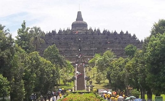 PADAT PENGUNJUNG. Candi Borobudur merupakan destinasi wisata yang tidak pernah sepi pengunjung. Mahakarya arsitektur yang dibangun oleh Dinasti Syailendra menjadi wisata unggulan Jawa Tengah yang dikunjungi wisatawan lokal dan mancanegara
