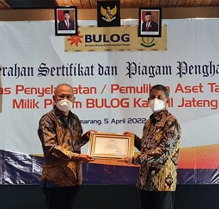 Kepala Kejaksaan (Kajati) Jateng Andi Herman SH MH menerima plakat penghargaan diberikan Direktur Human Capital Perum BULOG Akhmad Kholisun atas keberhasilannya dalam penyelamatan/pemulihan aset tanah Cakrawala milik Perum BULOG di Kelurahan Tawangsari, Kecamatan Semarang Barat, Kota Semarang, Jawa Tengah, Selasa (5/4).