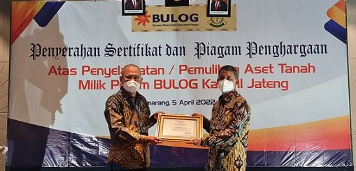 Kepala Kejaksaan (Kajati) Jateng Andi Herman SH MH menerima plakat penghargaan diberikan Direktur Human Capital Perum BULOG Akhmad Kholisun atas keberhasilannya dalam penyelamatan/pemulihan aset tanah Cakrawala milik Perum BULOG di Kelurahan Tawangsari, Kecamatan Semarang Barat, Kota Semarang, Jawa Tengah, Selasa (5/4).