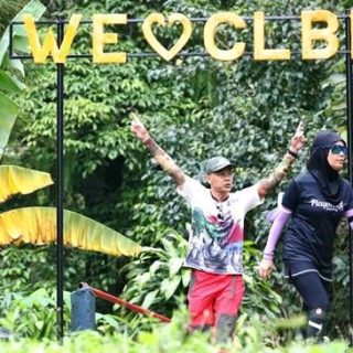 TRAIL RUNNING. Gubernur Ganjar Pranowo dan istri, Siti Atikoh, melakukan trail runningdi trek Curug Lawe Benowo Kalisidi (CLBK), di Desa Kalisidi, Kecamatan Ungaran Barat, Kabupaten Semarang, Minggu (2/1/2022)