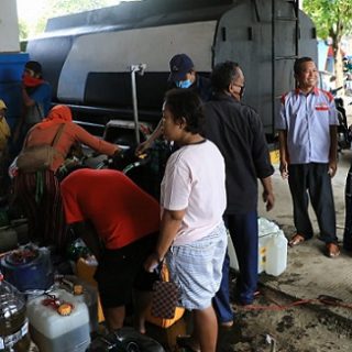 Gubernur Jateng Ganjar Pranowo melakukan pengecekan sistem distribusi minyak goreng curah di Pasar Relokasi Weleri Kendal, Senin (11/4) sore