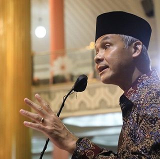 Gubernur Jateng Ganjar Pranowo mengisi ceramah usai salat tarawih di Masjid UGM Jogjakarta, Rabu (6/4) malam