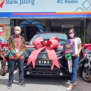 HADIAH BIMA : Pimpinan Cabang Bank Jateng Klaten Setyo Pamungkas bersama para pemenang hadiah Tabungan Bima