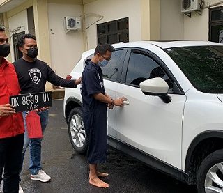 Pelaku bersama barang bukti curian mobilnya