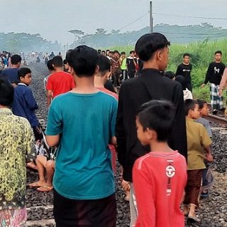 Banyak anggota masyarakat yang  menunggu berbuka puasa atau setelah makan sahur berkumpul di perlintasan kereta api. KAI dengan tegas melarang