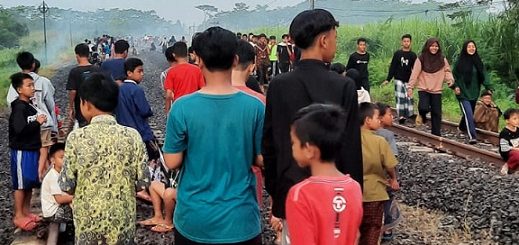 Banyak anggota masyarakat yang  menunggu berbuka puasa atau setelah makan sahur berkumpul di perlintasan kereta api. KAI dengan tegas melarang