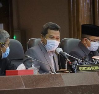 Pimpinan DPRD bersama Sekda Provinsi Jateng dalam rapat paripurna yang digelar secara virtual, Kamis (7/4).