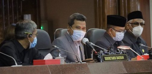 Pimpinan DPRD bersama Sekda Provinsi Jateng dalam rapat paripurna yang digelar secara virtual, Kamis (7/4).