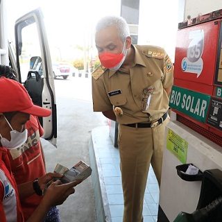 Gubernur Jateng Ganjar Pranowo melakukan sidak ke sebuah SPBU di daerah Kendal untuk mengecek stok bahan bakar, Senin (11/4)