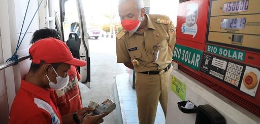 Gubernur Jateng Ganjar Pranowo melakukan sidak ke sebuah SPBU di daerah Kendal untuk mengecek stok bahan bakar, Senin (11/4)