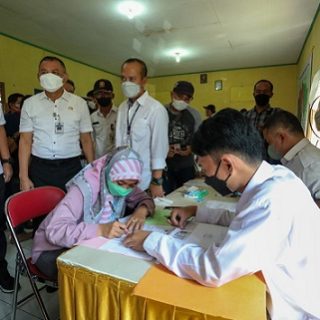 Warga terdampak tambang andesit di Desa Wadas, Kecamatan Bener, Kabupaten Purworejo menerima ganti untung di Balai Desa Cacaban Kidul, Rabu (27/4/2022)