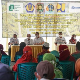 Pemberian uang ganti kerugian dan pelepasan hak atas tanah pengadaan tanah untuk kepentingan umum bagi pembangunan Bendungan Bener Desa Wadas Kecamatan Bener di Kabupaten Purworejo, berlangsung di Balai Desa Cacaban Kidul, Rabu (27/4)