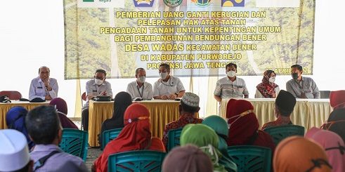Pemberian uang ganti kerugian dan pelepasan hak atas tanah pengadaan tanah untuk kepentingan umum bagi pembangunan Bendungan Bener Desa Wadas Kecamatan Bener di Kabupaten Purworejo, berlangsung di Balai Desa Cacaban Kidul, Rabu (27/4)