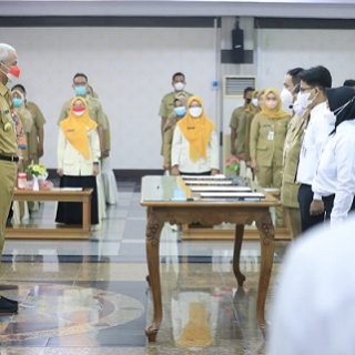 Gubernur Jateng Ganjar Pranowo melantik pejabat fungsional sekaligus penyerahan SK Pengangkatan CPNS dan PPPK Non-guru di lingkungan Pemprov Jateng, Senin (4/4)