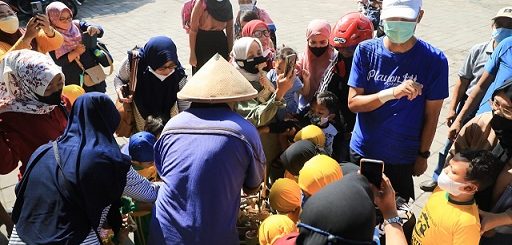 Gubernur Jateng Ganjar Pranowo di tengah anak-anak dan Sarimo, pedagang mainan tradisional yang dagangannya habis diborong Ganjar