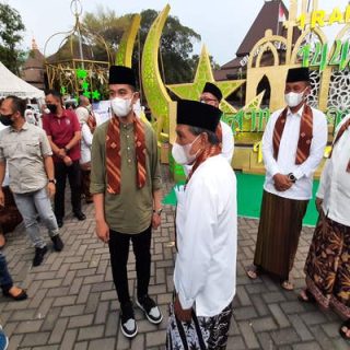 PEMBUKAAN: Wali Kota Solo Gibran Rakabuming Raka membuka Semarak Kampung Ramadan 2022 di Balai Kota Solo, Jawa Tengah, Sabtu (2/4/2022). Kegiatan tersebut sebagai upaya menarik kunjungan wisatawan di Kota Solo 