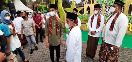 PEMBUKAAN: Wali Kota Solo Gibran Rakabuming Raka membuka Semarak Kampung Ramadan 2022 di Balai Kota Solo, Jawa Tengah, Sabtu (2/4/2022). Kegiatan tersebut sebagai upaya menarik kunjungan wisatawan di Kota Solo 