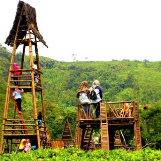 RAMAI PENGUNJUNG. Keramaian pengunjung di Taman Bintang, satu dari sekian banyak destinasi wisata di Desa Kemuning, Kecamatan Ngargoyoso, Kabupaten Karanganyar