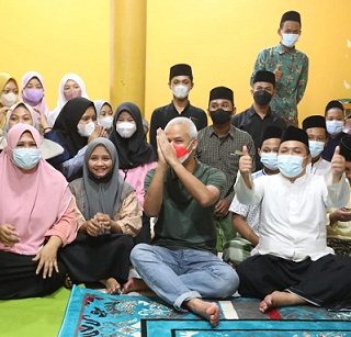 Kegiatan menjelang berbuka puasa dimanfaatkan Gubernur Jateng Ganjar Pranowo dengan memberi bantuan bedah rumah warga dan kumpul bersama anak yatim