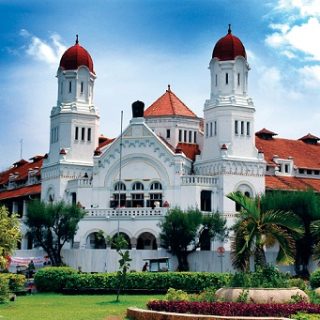 LAWANG SEWU. Sebagai bangunan kuno peninggalan Belanda, Lawang Sewu masih berdiri kokoh dan menjadi destinasi wisata unggulan Jawa Tengah, khususnya Kota Semarang