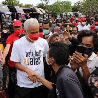 Gubernur Jateng Ganjar Pranowo melepas para pemudik Jateng yang bekerja di ibukota. Mereka diangkut dengan bus gratis, Kamis (28/4)