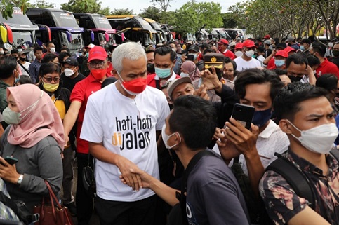 Gubernur Jateng Ganjar Pranowo melepas para pemudik Jateng yang bekerja di ibukota. Mereka diangkut dengan bus gratis, Kamis (28/4)