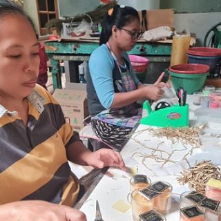 Suasana proses produksi lilin aromaterapi di perusahaan Natureline milik Arini Khoiriyah, yang meraih juara 3 Hetero For Startup