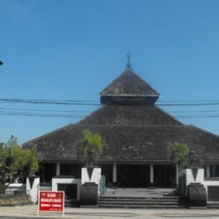 MASJID WALI SONGO. Masjid Agung Demak yang didirikan Raden Patah, yaitu raja pertama dari Kesultanan Demak sekitar abad ke-15 Masehi. Masjid itu tidak pernah sepi dari aktivitas umat Islam