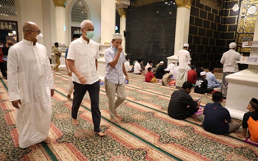Gubernur Jawa Tengah, Ganjar Pranowo, dalam kunjungan kerjanya ke Jawa Timur mampir salat di Masjid Ar-Rahman, yang suasananya dirasakan seperti di Masjid Nabawi