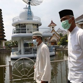 Kampung Pancasila, sebuah rumah milik Kiai Ali Mursyid di Desa Bulakrejo, Kecamatan Balerejo, Madiun, yang didalamnya dibangun fasilitas ibadah beragam agama, seperti masjid, gereja, vihara, kelenteng sampai pura. Gubernur Jateng Ganjar Pranowo menyempatkan mampir dan melakukan salat.