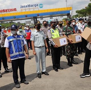 Menteri Perhubungan, Budi Karya Sumadi melakukan pengecekan di pintu tol Kalikangkung, Sabtu (23/4)