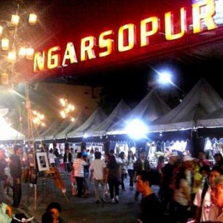 SUASANA MALAM. Pasar Malam atau Night Market Ngarsopuro bisa menjadi tujuan wisata malam hari ketika sedang berada di Kota Solo. Beragam kuliner, barang antik dan hiburan digelar di destinasi wisata ini