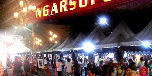 SUASANA MALAM. Pasar Malam atau Night Market Ngarsopuro bisa menjadi tujuan wisata malam hari ketika sedang berada di Kota Solo. Beragam kuliner, barang antik dan hiburan digelar di destinasi wisata ini