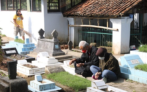 Gubernur Jateng Ganjar Pranowo dan istri nyekar ke makam leluhur masih dengan mengenakan pakaian adat Madura