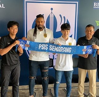 Taisei Marukawa & Carlos Fortes bersama jajaran manajemen PSIS Semarang