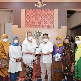 Ketua PWI Jateng, Amir Machmud menyerahkan cenderamata buku kepada Wawali, Mbak Ita. Foto:dok