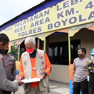 Gubernur Jawa Tengah Ganjar Pranowo mengecek situasi dan kesiapan rest area KM 487B Teras Boyolali, Selasa (26/4)