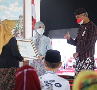 Istri Gubernur Jateng, Siti Atikoh, memberikan penghargaan kepada perempuan berjasa dan berprestasi dari 35 kabupaten kota se Jawa Tengah, pada peringatan Hari Kartini di Pendopo drh. Soepardi, Kabupaten Magelang, Kamis (21/4)