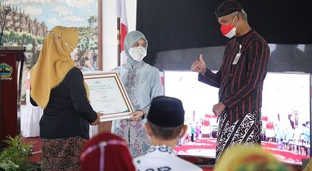 Istri Gubernur Jateng, Siti Atikoh, memberikan penghargaan kepada perempuan berjasa dan berprestasi dari 35 kabupaten kota se Jawa Tengah, pada peringatan Hari Kartini di Pendopo drh. Soepardi, Kabupaten Magelang, Kamis (21/4)