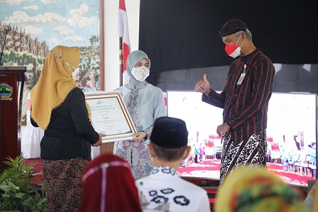 Istri Gubernur Jateng, Siti Atikoh, memberikan penghargaan kepada perempuan berjasa dan berprestasi dari 35 kabupaten kota se Jawa Tengah, pada peringatan Hari Kartini di Pendopo drh. Soepardi, Kabupaten Magelang, Kamis (21/4)