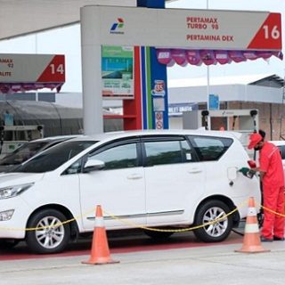 ISI BBM- Petugas SPBU Pertamina tengah mengisi BBM ke kendaraan konsumennya.