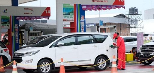 ISI BBM- Petugas SPBU Pertamina tengah mengisi BBM ke kendaraan konsumennya.