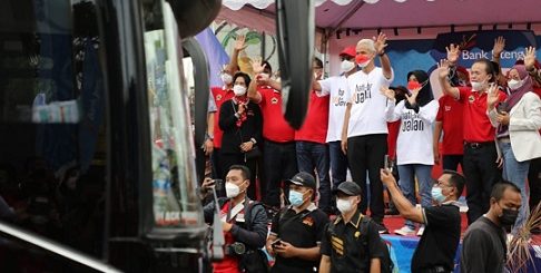 Gubernur Jawa Tengah, Ganjar Pranowo dan istri melepas para pemudik asal Jateng, Kamis (28/4). Ganjar titip beberapa pesan kepada para pemudik dan kru bus