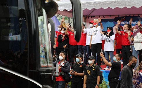 Gubernur Jawa Tengah, Ganjar Pranowo dan istri melepas para pemudik asal Jateng, Kamis (28/4). Ganjar titip beberapa pesan kepada para pemudik dan kru bus