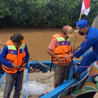 Dirpolairud Polda Jateng Kombes Hariadi  memberikan life jecket Program IKAN SELAYAR kepada nelayan Kelurahan Mangkang, Semarang