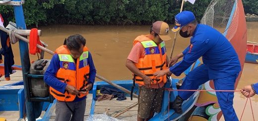 Dirpolairud Polda Jateng Kombes Hariadi  memberikan life jecket Program IKAN SELAYAR kepada nelayan Kelurahan Mangkang, Semarang